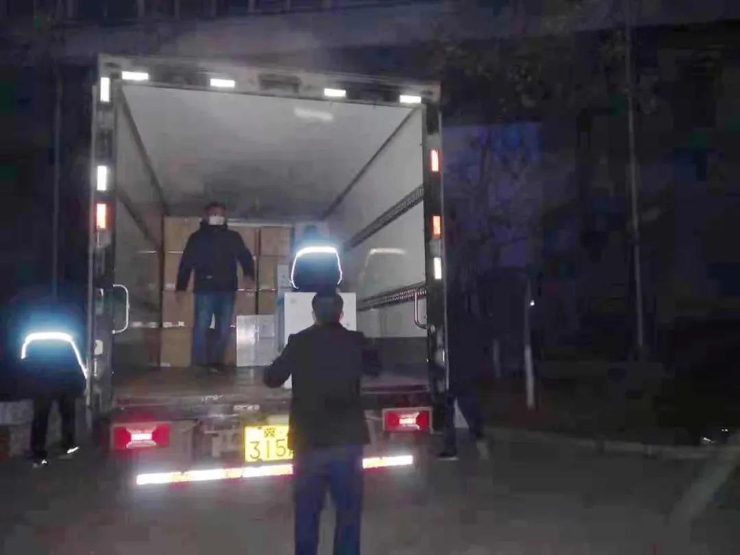 這樣深夜連續(xù)作業(yè)，已堅(jiān)持了多日
