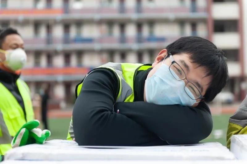 志愿者賈威：“累了，趴下歇會兒”